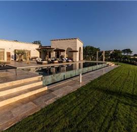  4 Bedroom Villa with Infinity Pool near Rovinj, Istria, Sleeps 8